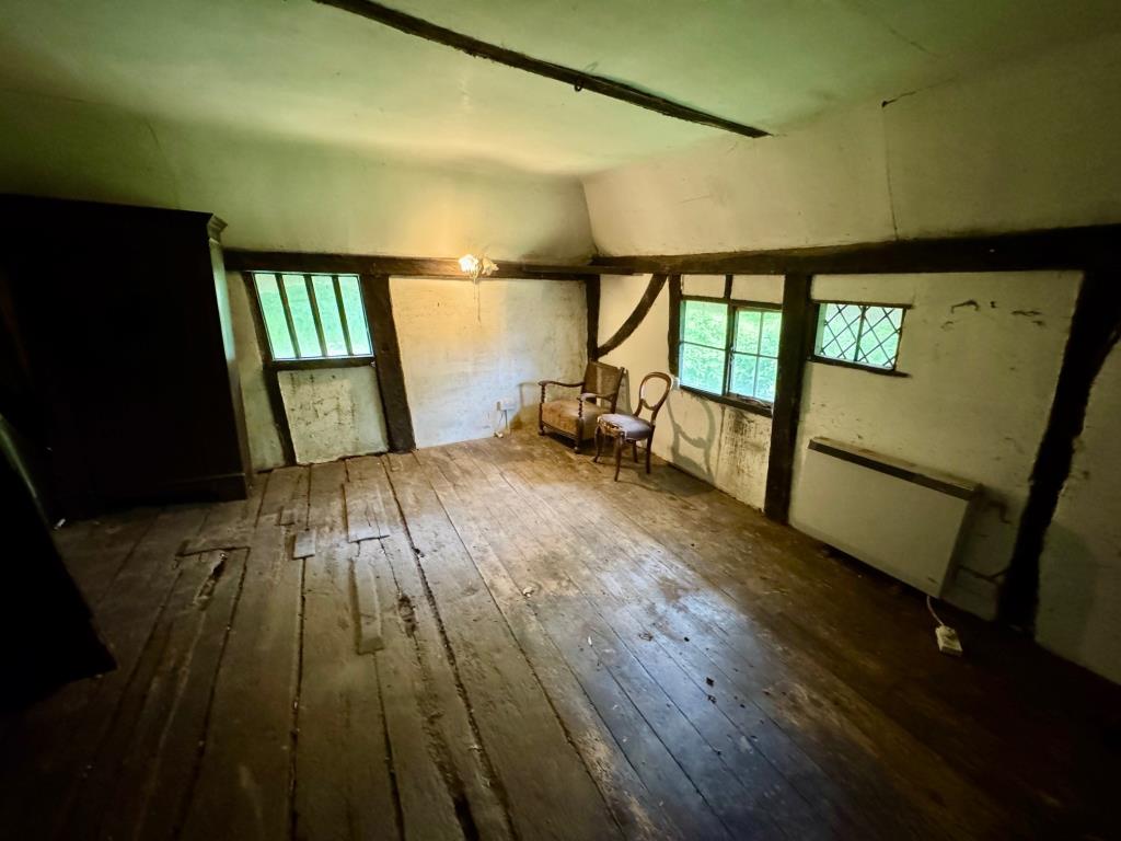 Lot: 134 - DETACHED THATCHED COTTAGE ON ALMOST TWO ACRE PLOT WITH DETACHED THATCHED OUTBUILDING - Bedroom 1